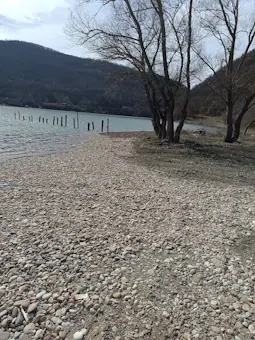 Šljunkovita obala Bovanskog jezera