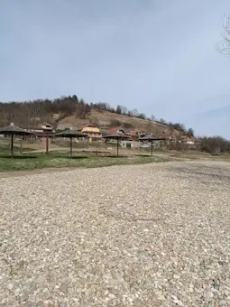 Šljunkovita plaža i mirna voda jezera