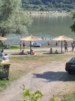 Plaža sa suncobranima na Bovanskom jezeru